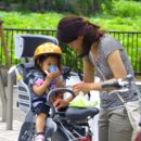 Bezpieczne podróżowanie z maluchem: Wszystko, co musisz wiedzieć o fotelikach rowerowych